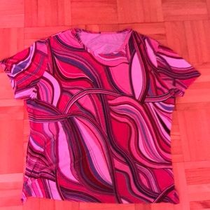 Tee with various colors.